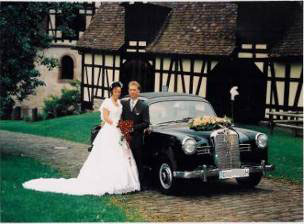 Brautpaar neben dem Mercedes 180 Ponton